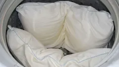 Żółte plamy znikną: jedna łyżka stołowa i poduszki znów będą śnieżnobiałe