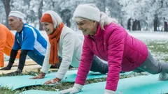 10-minutowy trening, który wzmocni brzuch po 50. roku życia: lepszy niż godzina każdego cardio