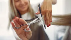 Włosy rozdwajają się szybciej, niż rosną: ten nawyk po prysznicu łamie końcówki trzy razy mocniej