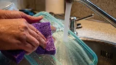 Zapach z plastikowych pojemników zniknie: 3 proste środki z kuchni, które pomogą