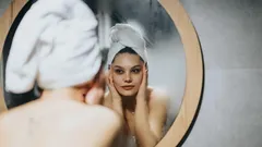 Lustra w łazience już nigdy nie zaparują: proste triki, które działają jak w zegarku