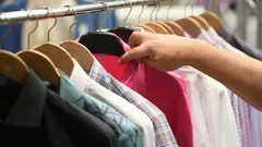 Natychmiast postarzają: styliści o najważniejszych błędach w garderobie osób po 60.