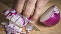 Jak łatwo pozbyć się zapachu cebuli z rąk: szef kuchni podaje 4 sprawdzone metody