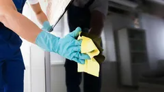 Plamy nie zepsują seansu: ekspert wskazał najlepszy środek do czyszczenia ekranu telewizora