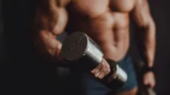 Silne ręce bez siłowni: te ćwiczenia zaskoczą efektami
