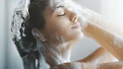 Stylizacja się zmywa, a skutki zostają: co miesiącami gromadzi się na skórze głowy?