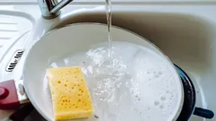 Na pewno myłeś gorącą patelnię zimną wodą: oto, dlaczego nie warto tego więcej robić