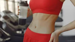 Płaski brzuch na stojąco: ćwiczenia skuteczniejsze niż tradycyjne brzuszki