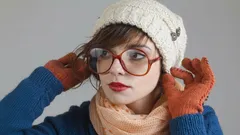 Łatwo i stylowo: jak nosić nawet dopasowaną czapkę, nie niszcząc fryzury