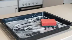 Tłuszcz z blachy zniknie w 3 minuty: ten domowy sposób jest lepszy niż droga chemia