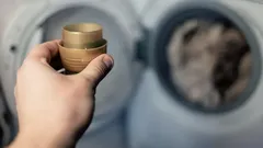 Nigdy nie pierz ubrań w ten sposób – oto dlaczego