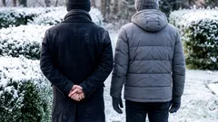 Ciągle chodzisz z rękami za plecami? Psychologowie wyjaśniają, co to mówi o twojej osobowości