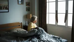 Wczesne budzenie się po 50. roku życia: eksperci wyjaśniają, co się dzieje i jak poprawić sen