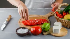 Dlaczego warto solić pomidory dopiero przed podaniem: zasada, która zmienia smak sałatki