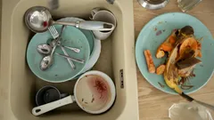 Nie rób tego: dlaczego nie warto zostawiać brudnych naczyń w zlewie na noc