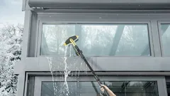 Po co dodawać ocet do wody podczas mycia okien: zapomniany trik gospodyń domowych