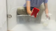 Sekret pokojówek hotelowych, o którym nie mówią – kabina prysznicowa będzie lśnić jak nowa