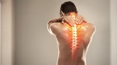 Garbienie zaczyna się od barków: to proste ćwiczenie przywraca prawidłową postawę