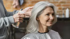 Lekki krok ku młodości: fryzury po sześćdziesiątce, które odejmują lat