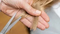 Włosy się puszą, łamią, wiszą jak strąki? 5 sposobów, które je uratują bez wizyty w salonie