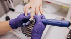 Paznokcie nie stają się cieńsze przez stylizację: główny błąd po zdjęciu lakieru hybrydowego