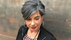 Siwe włosy znów są modne: 5 fryzur, które odmłodzą każdy wygląd bez farbowania